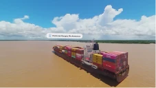 Frame do video Sustainable Amazon Exports retratando um navio de containers no Rio Amazonas