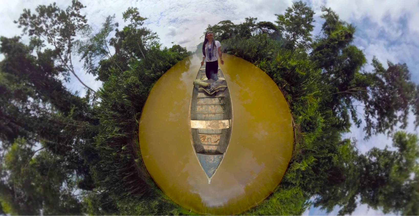 Imagem 360º de um indígena em uma canoa no Rio Amazonas. Imagem produzida pelo estúdio Kwo