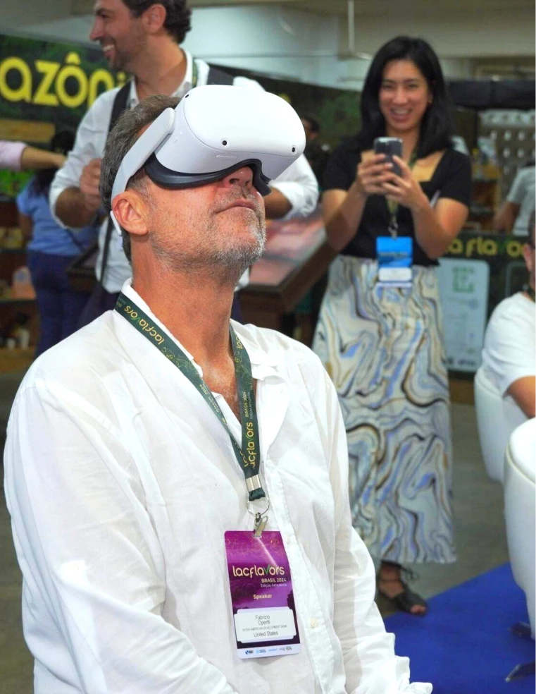 Imagem de uma pessoa sentada tendo uma experiencia de realidade aumentada com óculos 3d no evento Amazon LAC Flavors 2024